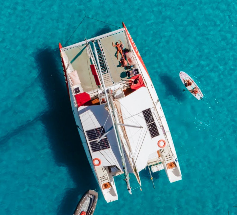 Catamaran au mouillage, eaux turquoise