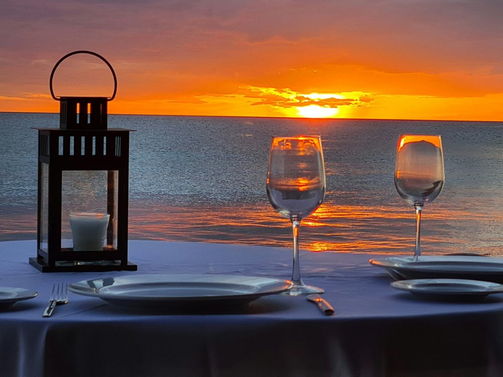 Table dressée face au coucher de soleil